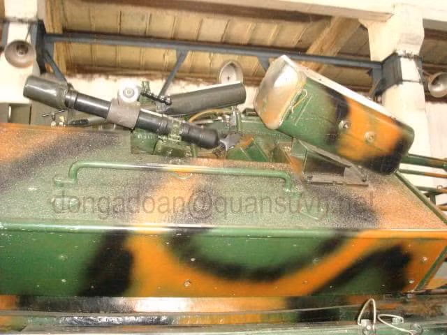 Thậm chí, xe còn được trang bị hệ thống cối 60mm. Hệ thống cối 60mm này có khả năng phóng đạn khói hoặc pháo sáng, phục vụ cho điều kiện tác chiến. Nguồn ảnh: Quansuvn.