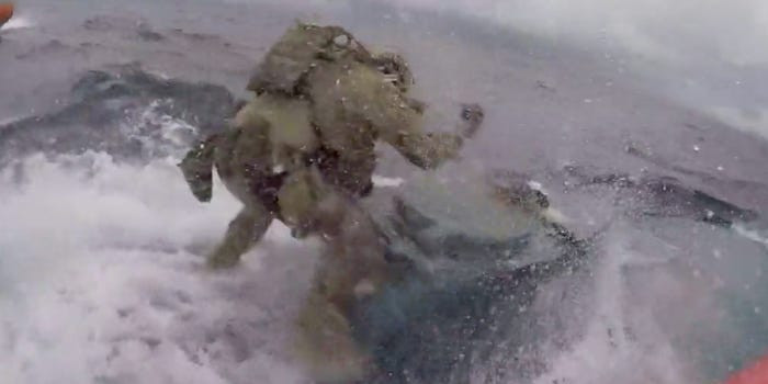 Lực lượng bảo vệ bờ biển của Mỹ đã bắt giữ được số lượng ma tuý trị giá 232 triệu USD trên một tàu ngầm hồi tháng 6/2019. Nguồn ảnh: BI.