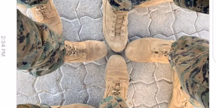 Tuy nhiên, năm 2019 cũng là năm các tư tưởng cực đoan xuất hiện nhiều nhất trong quân đội Mỹ. Ảnh: Binh lính Mỹ xếp chân thành biểu tượng chữ thập như của Đức Quốc Xã. Nguồn ảnh: BI.