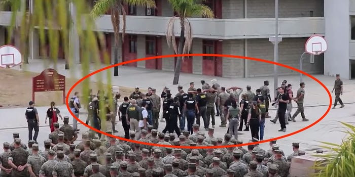 Một loạt lính thuỷ quân lục chiến Mỹ bị... bắt giữ vì liên quan tới cáo buộc buôn bán người trái phép ở San Diego hồi tháng 7/2019. Nguồn ảnh: BI.