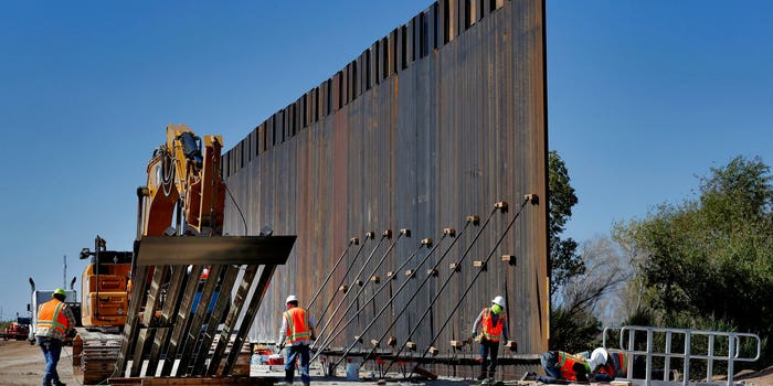 Ông Donald Trump đã hứa sẽ xây bức tường biên giới với Mehico khi tranh cử và ông đã thực hiện đúng lời hứa của mình. Tất nhiên là Mehico sẽ phải trả tiền cho bức tường này. Nguồn ảnh: BI.