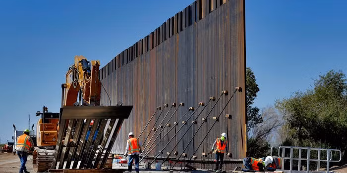 Ông Donald Trump đã hứa sẽ xây bức tường biên giới với Mehico khi tranh cử và ông đã thực hiện đúng lời hứa của mình. Tất nhiên là Mehico sẽ phải trả tiền cho bức tường này. Nguồn ảnh: BI.