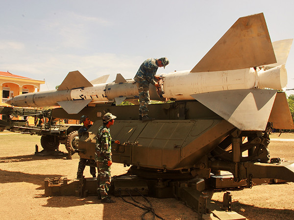 Trong khi đó, chún ta vẫn còn khoảng 65 dàn phóng tên lửa phòng không S-75M Volga trong biên chế. Nguồn ảnh: Forces.