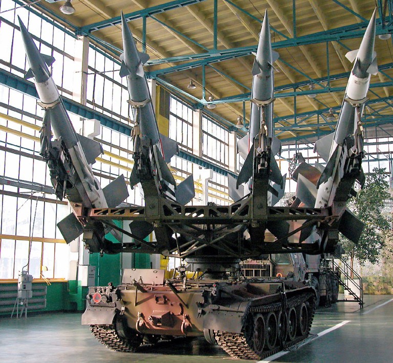 Loại tên lửa S-125 này tuỳ từng loại đạn mà có thể đạt tầm bắn hiệu quả từ tối đa 15 km cho tới 28 km. Việc có khả năng cơ động cao sẽ giúp S-125 Neva chặn đầu và tấn công được không quân đối phương ở vị trí cực kỳ bất ngờ. Nguồn ảnh: Pinterest.