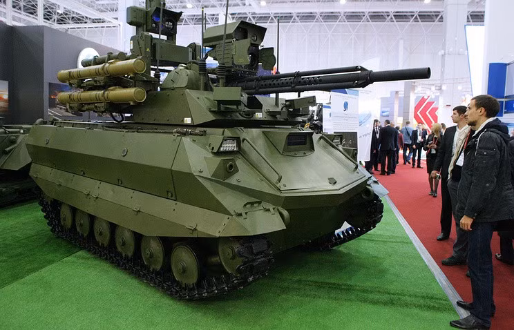 Robot này có chiều dài 5,1 m; rộng 2,53 m; cao 2,5 m; trọng lượng chiến đấu 10 tấn. Kích thước này tương đương với một số xe thiết giáp chở quân hiện nay.