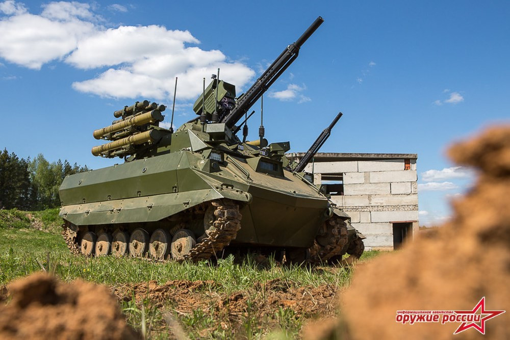 Tên lửa được dẫn hướng bằng sóng vô tuyến có thể tiêu diệt xe tăng trong phạm vi từ 400 đến 6.000 m.