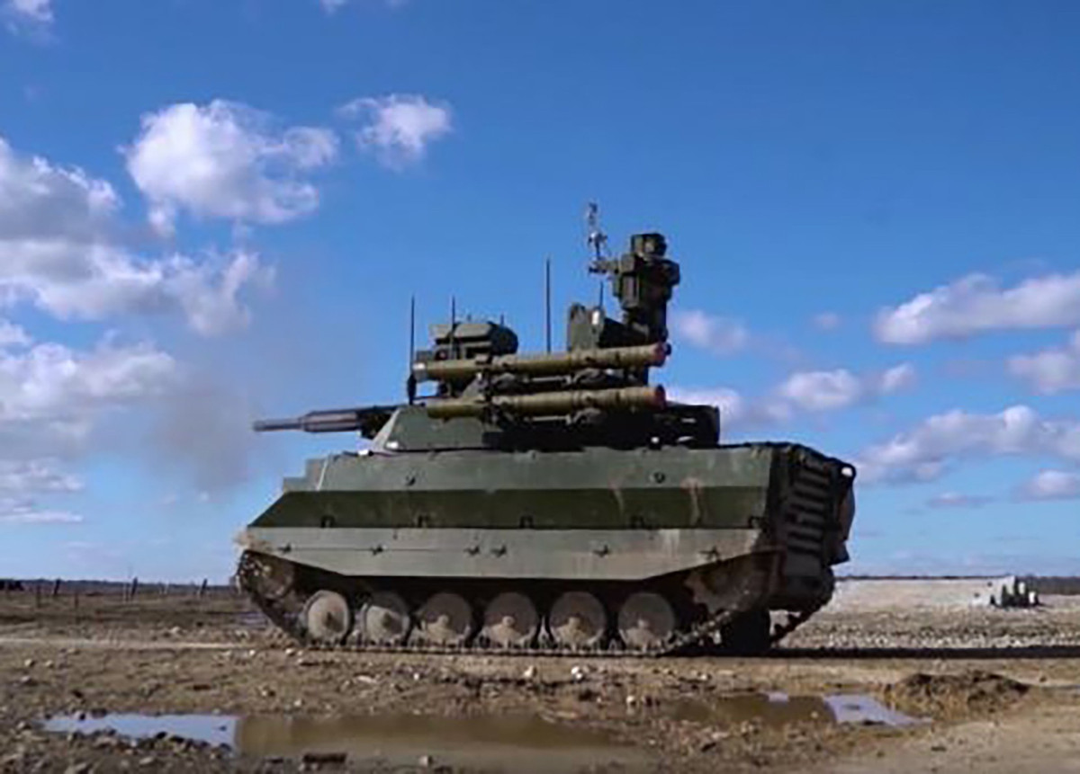 Ngoài tên lửa, Uran-9 còn được trang bị 6 ống phóng đạn nhiệt áp RPO Shmel với tầm bắn tối đa 1.700 m.