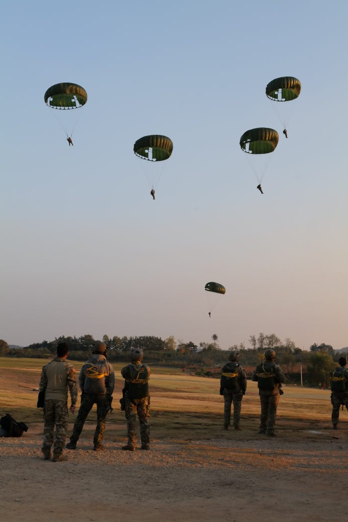 Quân đội Mỹ cũng đang có động thái rút bớt quân từ Hàn Quốc mặc dù Seoul đã đồng ý chi thêm hàng chục tỷ USD nhằm giữ chân lực lượng quân sự nước ngoài này đóng quân trên đất Mỹ. Nguồn ảnh: Chosul.