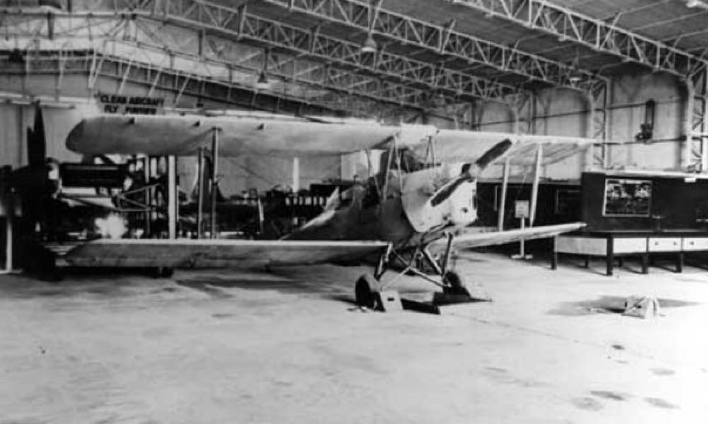 Sau khi cân nhắc cẩn thận, các phi công và thợ máy người nước ngoài quyết định lựa chọn chiếc Tiger Moth hai tầng cánh để cất cánh thử. Phi công thử nghiệm bao gồm hai người, một là Verner Schulze hay còn có tên tiếng Việt là Nguyễn Đức Việt - hàng binh gốc Đức và một là trưởng ban Cơ khí, ông Nguyễn Văn Đống. Nguồn ảnh: Flickr.