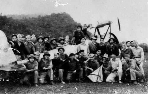 Trong cuốn "Lịch sử Không quân Nhân dân Việt Nam", lực lượng này có hai máy bay đầu tiên được vua Bảo Đại hiến cho chính phủ lâm thời sau Cách mạng Tháng 8. Các máy bay này bao gồm một chiếc Tiger Moth 2 tầng cánh do Anh sản xuất, một chiếc Morane Saulnier do Pháp sản xuất. Nguồn ảnh: Flickr.