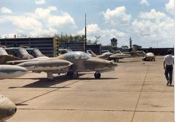 Hàng dài cường kích cơ A-37 dù có giá trị về kinh tế rất lớn nhưng do đã quá cũ, không đủ tiêu chuẩn vận hành nên buộc phải loại biên. Nguồn ảnh: PTS.