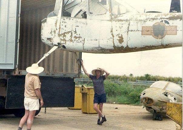 Các nhân viên của phía Australia thu gom phần vỏ của máy bay để đặt lên thùng container sau đó vận chuyển về nước bằng đường biển. Nguồn ảnh: PTS.