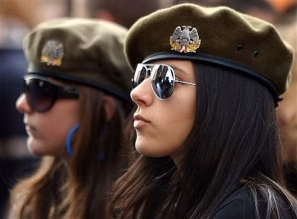 Nữ binh lính Serbia với quân phục bao gồm cả chiếc kính râm cực kỳ quyến rũ. Nguồn ảnh: Thewondrous.