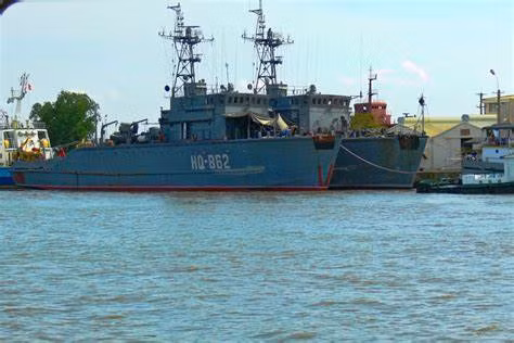 Việc được trang bị vỏ gỗ như tàu đánh cá cho phép tàu phá lôi lớp Sonya tránh được việc kích hoạt các quả thuỷ lôi phát hiện từ trường. Nguồn ảnh: Pinterest.