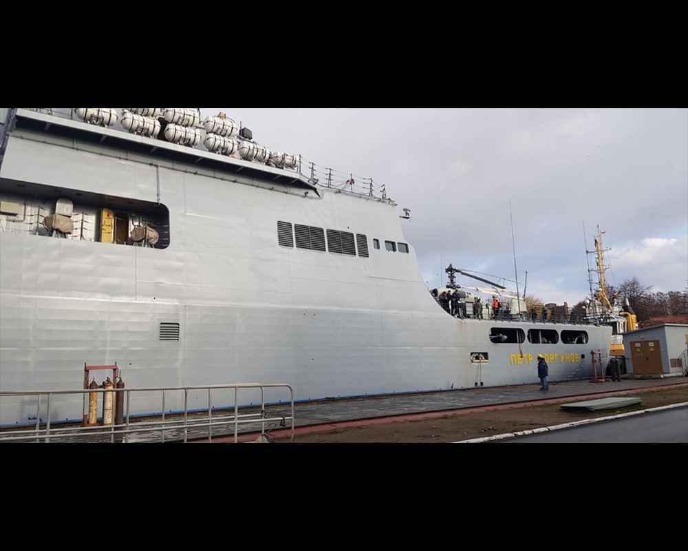 Có độ giãn nước chỉ 6600 tấn, tàu đổ bộ theo lớp Ivan Gren có chiều dài 120 mét, lườn rộng 16 mét, sử dụng động cơ diesel cho phép di chuyển với tốc độ tối đa 18 hải lý giờ tương đương 33 km/h. Nguồn ảnh: Livejournal.