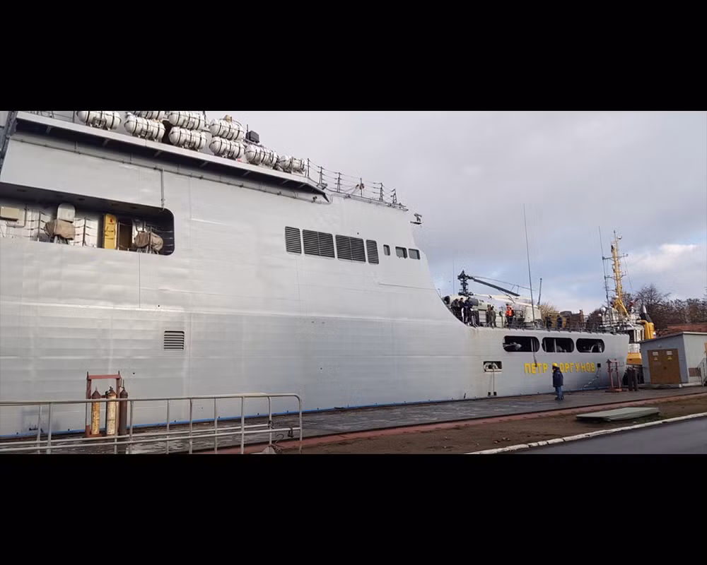 Có độ giãn nước chỉ 6600 tấn, tàu đổ bộ theo lớp Ivan Gren có chiều dài 120 mét, lườn rộng 16 mét, sử dụng động cơ diesel cho phép di chuyển với tốc độ tối đa 18 hải lý giờ tương đương 33 km/h. Nguồn ảnh: Livejournal.