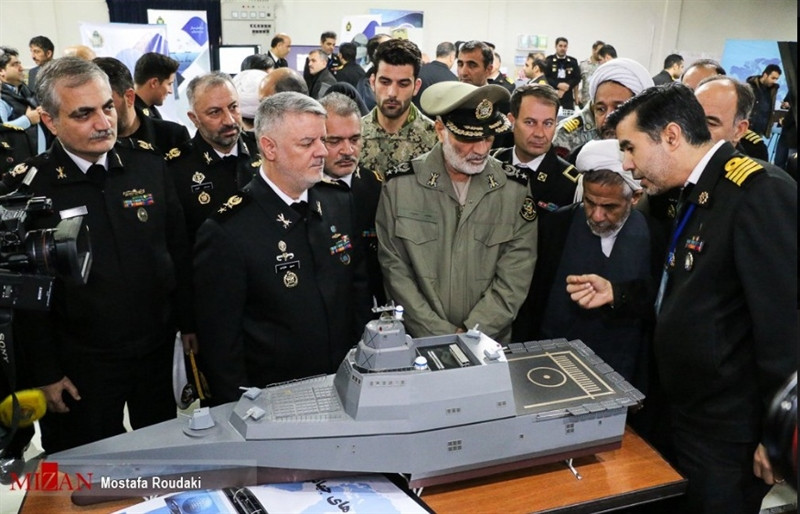 Mặc dù có khá nhiều điểm tương đồng nhưng tàu chiến Đề án Hormuz vẫn có một số điểm khác biệt so với lớp Independence của Mỹ. Phần cấu trúc thượng tầng được bố trí lùi hơn về phía sau, khoang chứa trực thăng vát chéo ra ngoài. Các hệ thống cảm biến trang bị trên tàu nhiều khả năng đều do Iran tự phát triển.