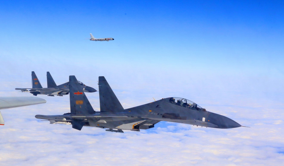 Không chỉ MiG-21, tiêm kích Su-27 của Liên Xô cũng trở thành "nạn nhân" khi bị Trung Quốc sao chép và sử dụng với cái tên J-11. Trung Quốc có trong tay các kỹ thuật chế tạo tiêm kích Su-27 kèm theo bản vẽ thiết kế của chiến đấu cơ này khi Liên Xô tan rã. Nguồn ảnh: Pinterest.