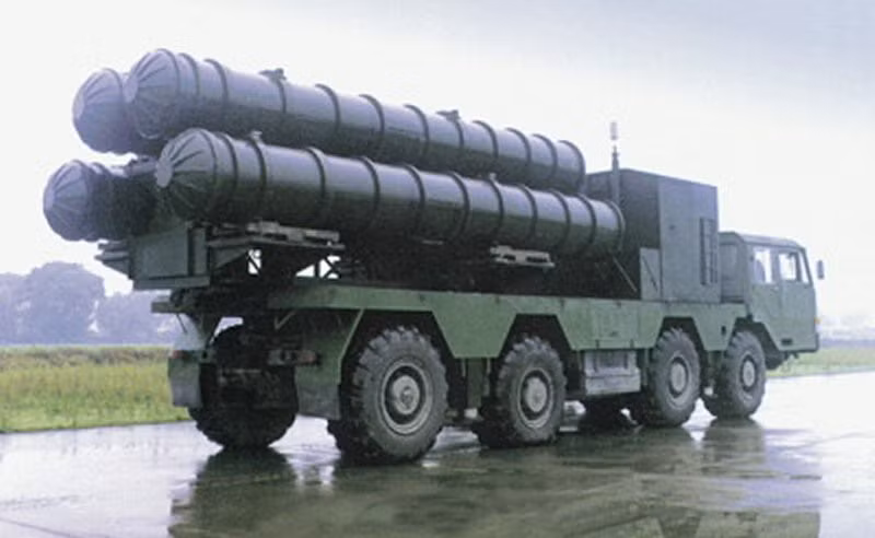 "Các đặc tính của S-300 có tệ như S-200 từ thiên niên kỷ trước hay không? Tại sao Israel dễ dàng ném bom Syria, nhưng S-300 không thể bảo vệ không phận nước này, hiệu quả của nó thực sự bằng không".