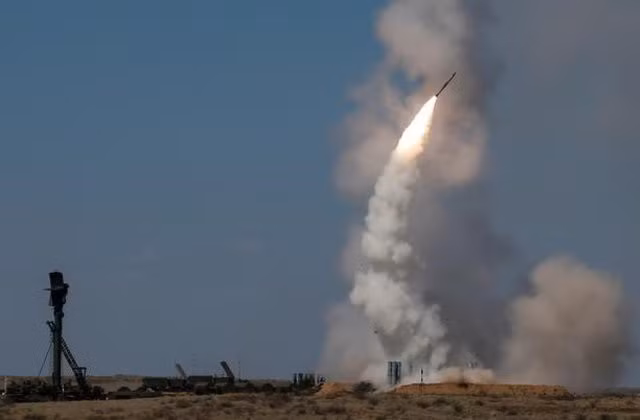 Mặc dù thực tế là tổ hợp S-300 này được cho là kiểm soát máy bay Israel ngay cả trong không phận Nhà nước Do Thái, nhưng theo các chuyên gia quân sự Trung Quốc, hệ thống phòng không chỉ cho thấy sự vô ích hoàn toàn.