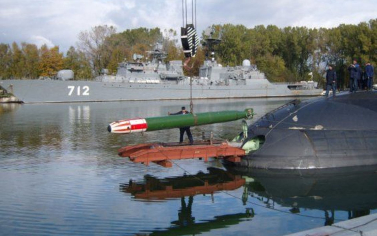 Loại ngư lôi này có tầm bắn hiệu quả lên tới 12 km ở vận tốc 68 hải lý giờ. Tầm bắn xa nhất của ngư lôi là 22 km ở tốc độ 44 hải lý giờ. Ngư lôi mang theo đầu đạn nổ nặng 300 kg - đủ sức đánh đắm khinh hạm cỡ nhỏ khi đâm trúng lườn tàu. Nguồn ảnh: Rumil.