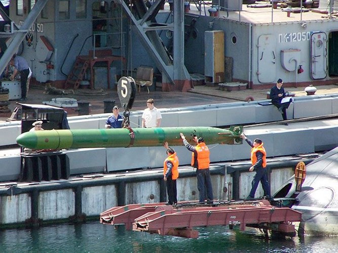 Còn có tên gọi khác là Type 53, loại ngư lôi này sử dụng động cơ đẩy tua-bin với nhiên liệu đặc biệt. Loại nhiên liệu được nó sử dụng là hỗn hợp dầu hoả trộn với khí hidro. Nguồn ảnh: Rumil.