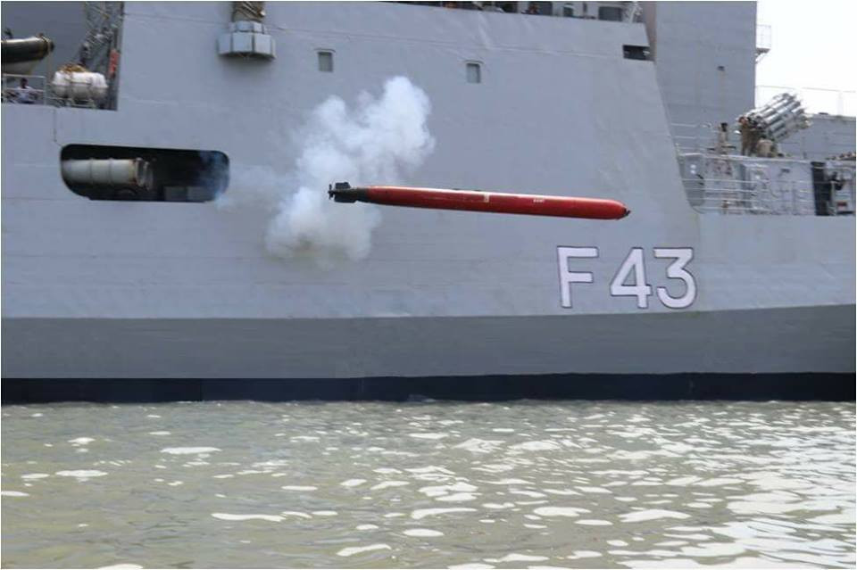 Sóng chấn động áp lực được tạo ra khi nước va chạm vào thành tàu khi di chuyển. Kiểu phát hiện mục tiêu này tỏ ra khá hiệu quả do nếu dựa vào sóng âm, đôi khi tàu chiến của đối phương đang đứng im, không hoạt động sẽ dễ dàng qua mặt được ngư lôi. Nguồn ảnh: Rumil.