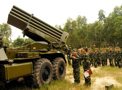 Với khả năng điều khiển từ xa, kíp chiến đấu có thể thoải mái an toàn ngồi trong hầm chỉ huy, cách xa dàn hỏa lực hàng trăm mét trước khi kích hoạt liều phóng. Nguồn ảnh: QPVN.