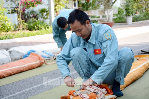 Công đoạn luồn dây...