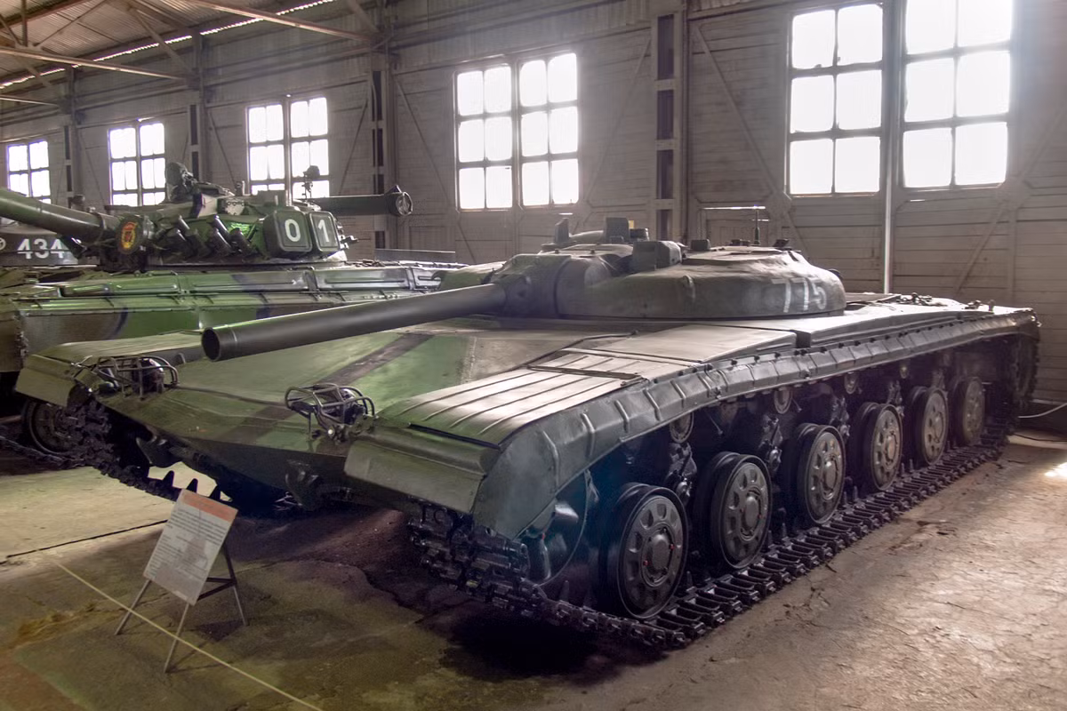 Xe tăng tên lửa là một khái niệm do Liên Xô đề xuất, theo đó, một chiếc xe tăng tên lửa sẽ có mọi khả năng hoạt động như xe tăng thông thường nhưng thay vì sử dụng tháp pháo với đại bác, nó sẽ chỉ bắn tên lửa qua nòng, nâng khoảng cách và hiệu quả tiêu diệt mục tiêu lên tối đa. Nguồn ảnh: Sovietarmy.