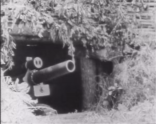 Có tầm bắn xa nhất là 11270 mét, khi đặt trên hai đỉnh núi cao nhất của dẫy Pú Hồng Mèo và Pú Tà Cọ bao xung quanh thung lũng Mường Thanh, hai khẩu pháo này của ta có thể khai hỏa vào bất cứ vị trí nào trong trận địa của quân đội Pháp. Nguồn ảnh: Tube.