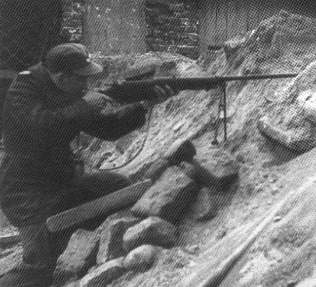 Sử dụng cơ chế khóa nòng xoay giống hệt mọi khẩu súng trường của thời bấy giờ, thứ khiến cho khẩu súng trường chống tăng của Ba Lan này có gia tốc bắn đầu nòng vượt trội chính là kích thước của nó. Nguồn ảnh: Flickr.