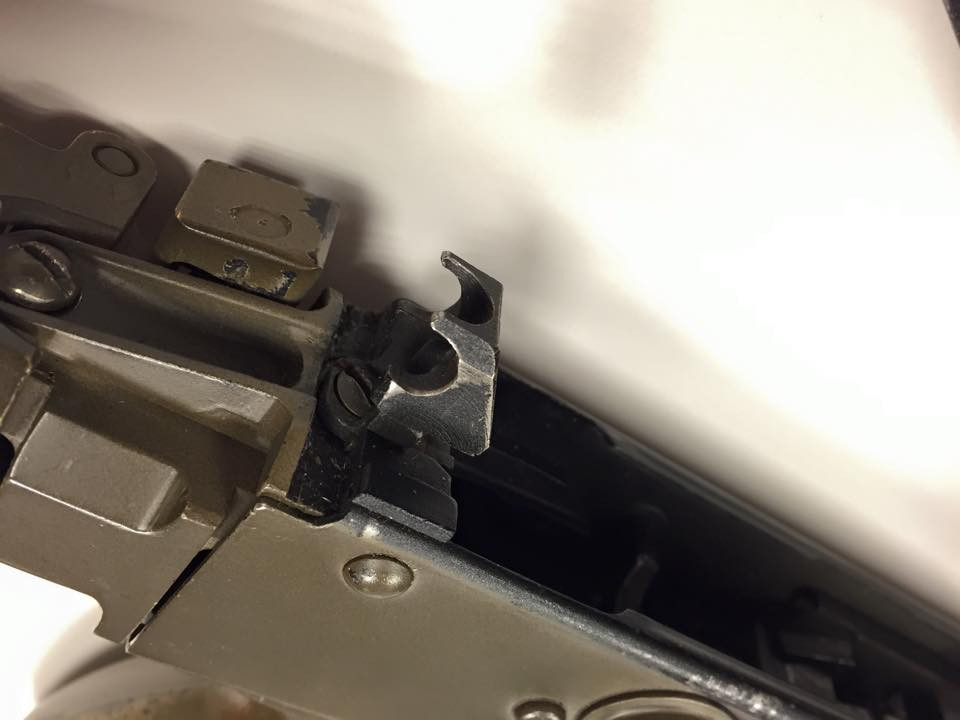 Không giống như các biến thể AK-74 độ thanh kỹ thuật KeyMod, AK-74M có chốt lẫy hộp nắp hộp khóa nòng chắc chắn hơn. Điều này có thể để giúp xạ thủ ngắm bắn bằng các thiết ngắm quang học trên thân súng bắn chính xác hơn sau mỗi phát bắn. Nguồn ảnh: Larry Vickers.