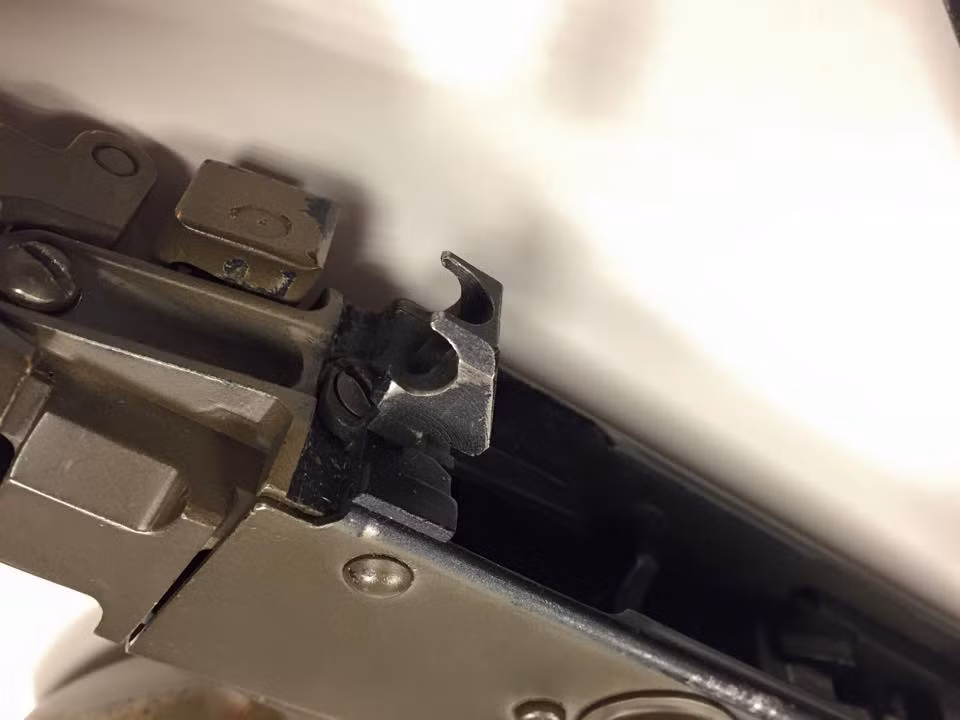 Không giống như các biến thể AK-74 độ thanh kỹ thuật KeyMod, AK-74M có chốt lẫy hộp nắp hộp khóa nòng chắc chắn hơn. Điều này có thể để giúp xạ thủ ngắm bắn bằng các thiết ngắm quang học trên thân súng bắn chính xác hơn sau mỗi phát bắn. Nguồn ảnh: Larry Vickers.