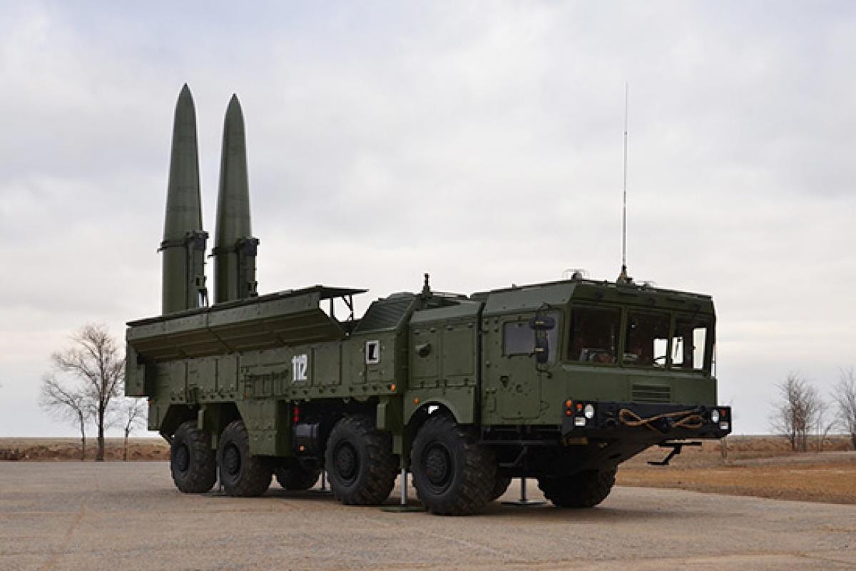 Đạn 9M723 của tổ hợp tên lửa Iskander-M được trang bị động cơ nhiên liệu rắn 2 giai đoạn tích hợp khả năng kiểm soát vector lực đẩy giúp tên lửa cơ động hơn. Động cơ mới cho phép tên lửa đạt tốc độ đến Mach 6. Nguồn ảnh:Wiki.