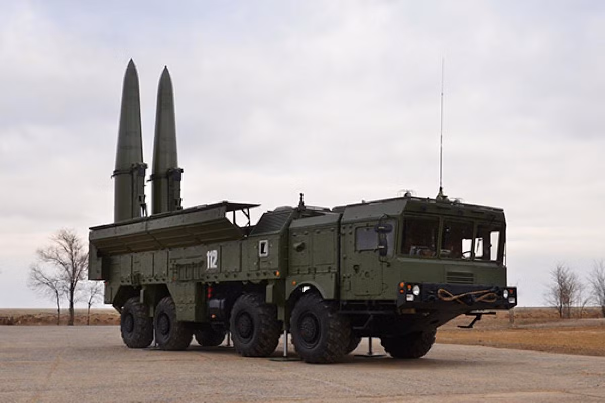 Đạn 9M723 của tổ hợp tên lửa Iskander-M được trang bị động cơ nhiên liệu rắn 2 giai đoạn tích hợp khả năng kiểm soát vector lực đẩy giúp tên lửa cơ động hơn. Động cơ mới cho phép tên lửa đạt tốc độ đến Mach 6. Nguồn ảnh:Wiki.