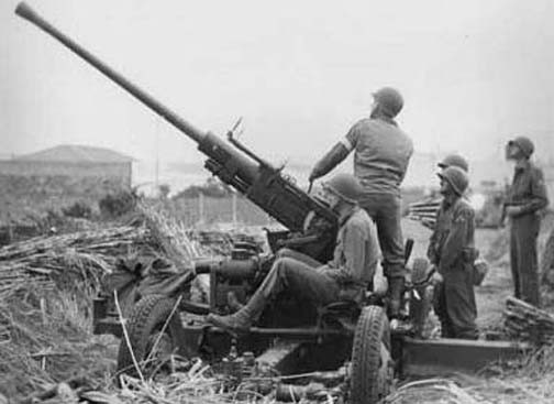 Có tên Bofors 40mm, khẩu pháo phòng không có trọng lượng trung bình với cỡ nòng 40mm này là loại pháo phòng không được sử dụng nhiều nhất kể từ Chiến tranh Thế giới thứ hai và cho tới nay. Trong cuộc chiến tranh thế giới, Bofors thậm chí còn được sử dụng bởi hầu hết tất cả các nước tham chiến, bất kể thuộc phe nào. Nguồn ảnh: Armguns.