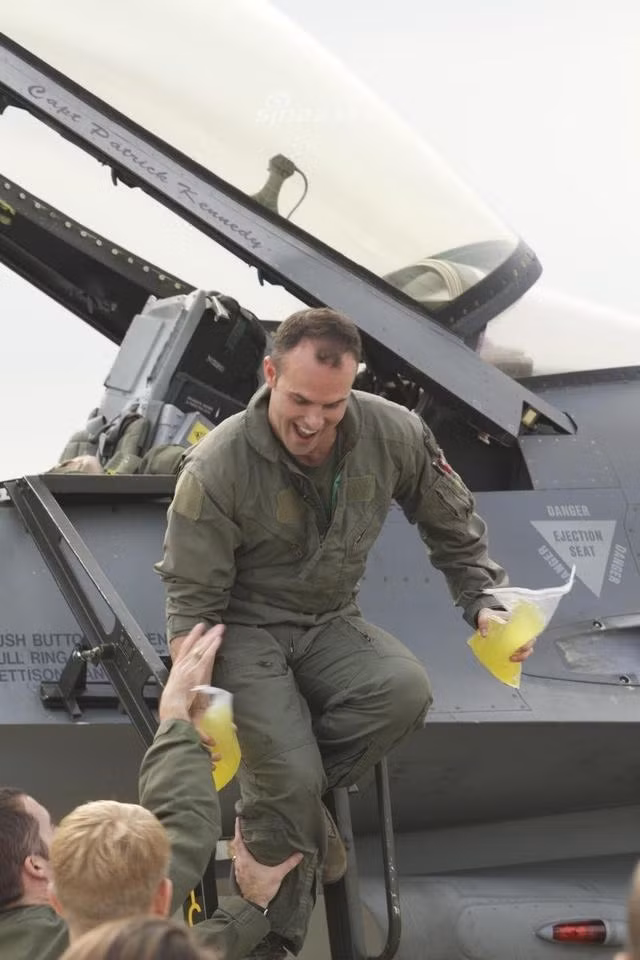 "Thành quả" của một chuyến bay dài do phi công Mỹ "tích cóp" được trên phi cơ của mình. Nguồn ảnh: Sina.