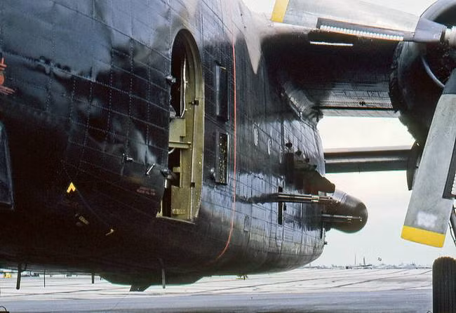 Để đối phó với các tên lửa của ta, AC-119 cũng được trang bị các pháo mồi nhiệt với tổng cộng 60 quả pháo mồi nhiệt loại Mk 24. Tổng cộng trong toàn bộ thời gian phục vụ ở Việt Nam, có 5 chiếc AC-119 đã bị phá hủy với nhiều lý do khác nhau. Nguồn ảnh: Warhistory.