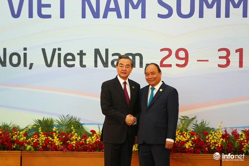 Thủ tướng Nguyễn Xuân Phúc đón Bộ trưởng Ngoại giao Trung Quốc Vương Nghị.