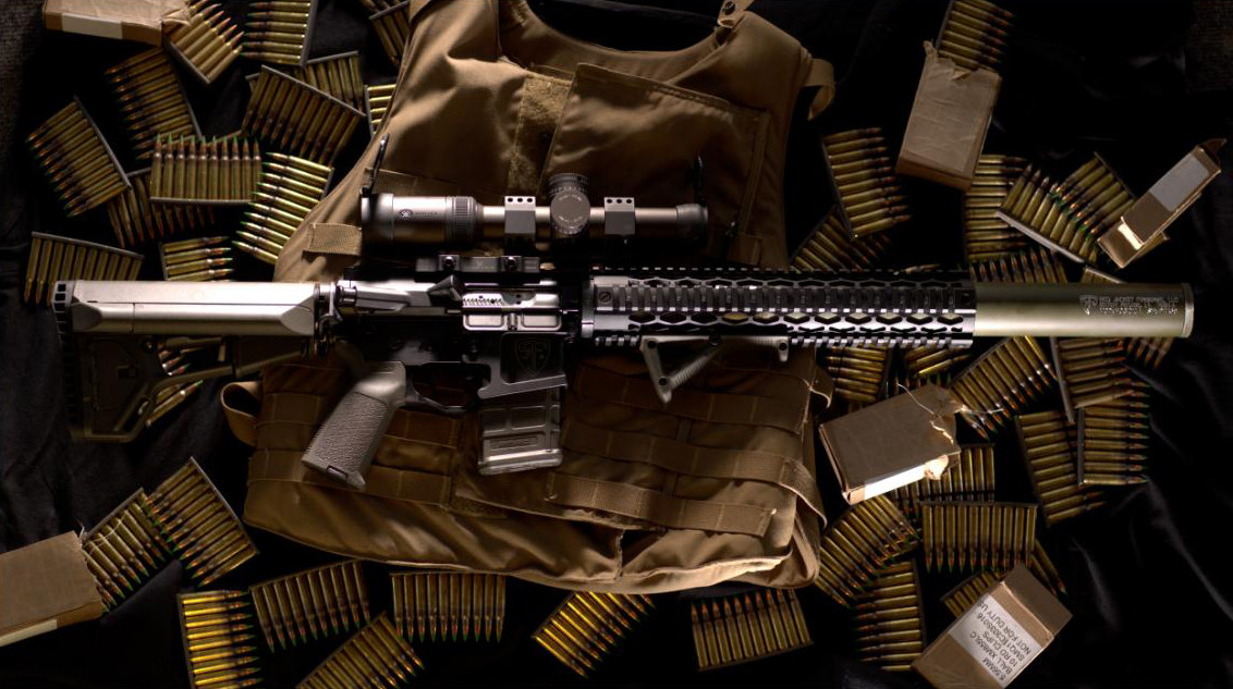 Bù lại, những khẩu AR-15 được cải biên để có thể sử dụng được loại đạn này sẽ gần như phải thay đổi toàn bộ kết cấu bên trong, bao gồm búa đập hạt lửa, buồng đốt, khóa nòng và quan trọng nhất là nòng súng, tất cả đều phải thay đổi. Nguồn ảnh: Wallpaper.