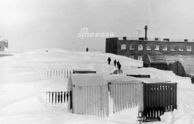 Tuyết ngập cao bằng cả tòa nhà bốn tầng khiến cả một sân bay quân sự Liên Xô trước đây bị vô hiệu hóa hoàn toàn. Nguồn ảnh: Sina.
