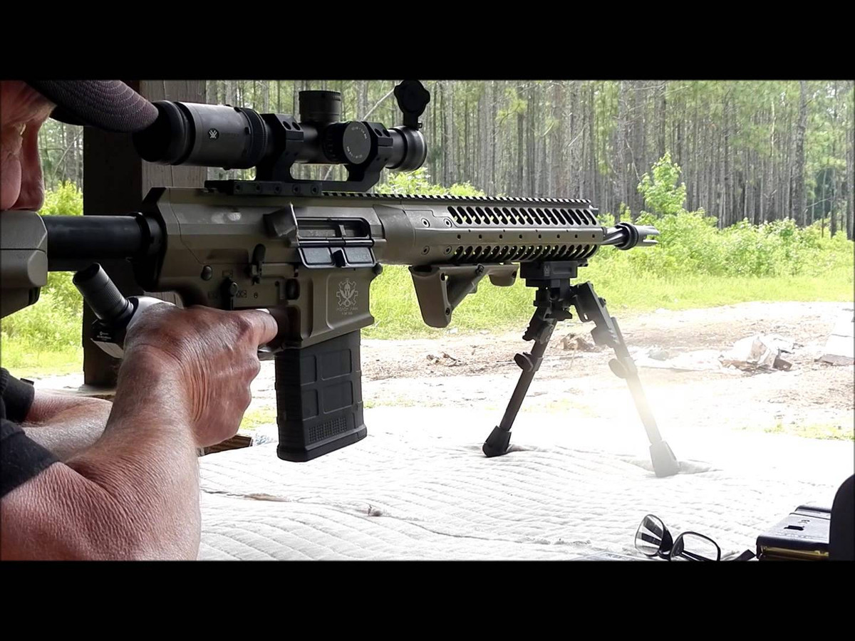 Súng cũng được trang bị các rãnh kỹ thuật để xạ thủ có thể gắn thêm được các phụ kiện đi kèm. Cơ chế điều chỉnh trích khí đầu nòng còn có tác dụng ảnh hưởng trực tiếp tới tốc độ bắn của súng. Tuy nhiên, cơ chế này cũng cực kỳ quan trọng, giúp người lính điều chỉnh được độ giật của súng một cách đơn giản. Nguồn ảnh: Tube.