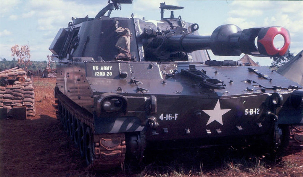 Mỹ kéo lên đây một loạt các loại vũ khí hạng nặng, bao gồm cả pháo tự hành M109 hiện đại bậc nhất thời bấy giời. Nguồn ảnh: Flickr.