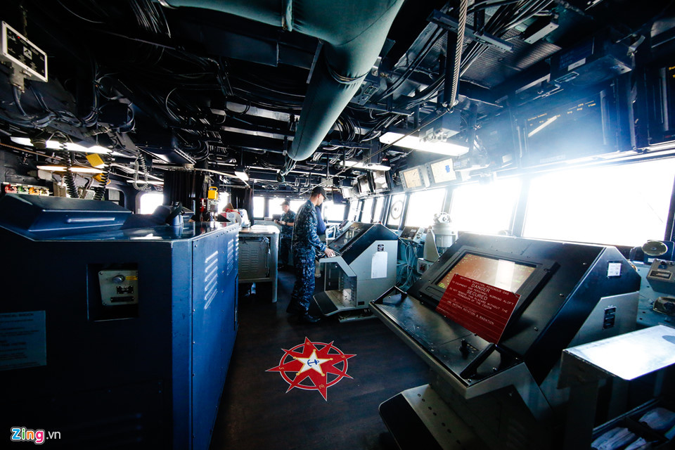 Nòng cốt tạo nên sức mạnh cho Wayne E.Meyer nói riêng và lớp Arleigh Burke nói chung là hệ thống chiến đấu Aegis nâng cấp. Hệ thống được thiết kế để đối phó với nhiều mối đe dọa khác nhau trong môi trường tác chiến điện tử mạnh.