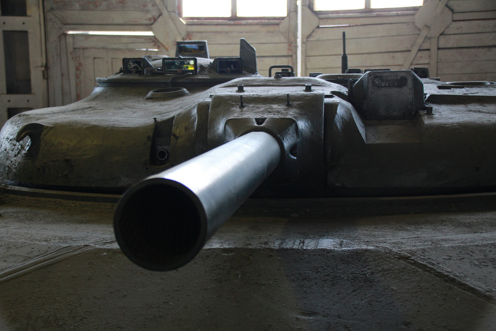 Sử dụng chung hệ thống hộp số và động cơ từ xe tăng chủ lực chiến trường T-64, phiên bản Đề án 775T có hai động cơ tua-bin khí kết hợp với một động cơ diesel cho phép nó di chuyển được với tốc độ tối đa 70 km/h và có tầm hoạt động tối đa 500 km. Nguồn ảnh: Tankene.