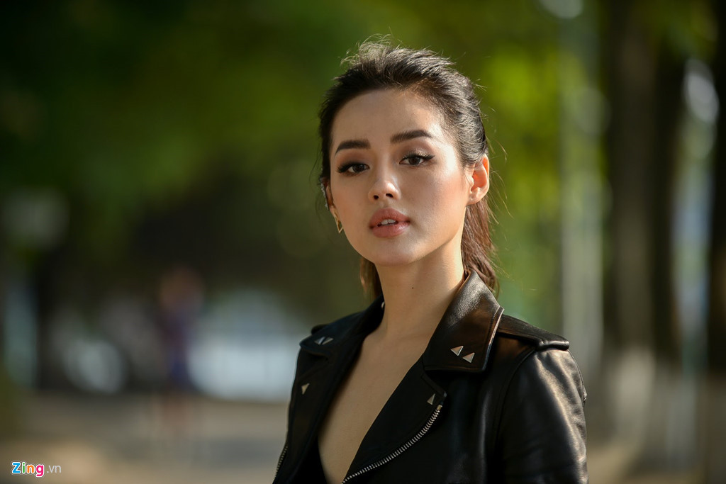 Trong bài phỏng vấn với Zing.vn, Khánh Linh cho hay cô công khai điều đó vì cha là bác sĩ phẫu thuật thẩm mỹ. "Mình rất tự hào và tin tưởng vào 'bàn tay vàng' của cha. Phẫu thuật thẩm mỹ khiến mình đẹp hơn thì chẳng có lý do gì phải trốn tránh. Ngược lại, mình còn rất thoải mái chia sẻ", 9X nói.