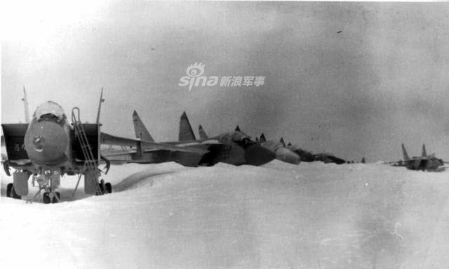 Trong quá khứ, các sân bay quân sự của Nga thường bị vô hiệu hóa chỉ sau một trận bão tuyết ngay cả với những thiết kế đường băng hiện đại nhất. Tuy nhiên, tuyết không chỉ tấn công đường băng mà nó còn tấn công cả máy bay. Nguồn ảnh: Sina.