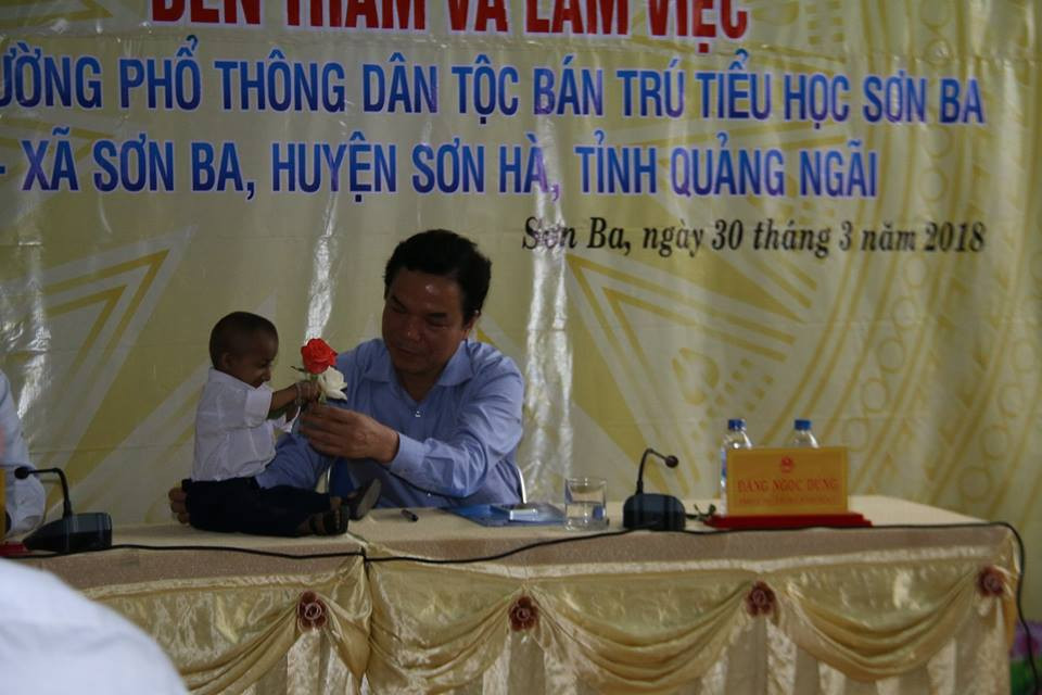 Phó Chủ tịch UBND tỉnh Quảng Ngãi giúp cậu bé trong buổi gặp gỡ với thầy cô giáo của trường