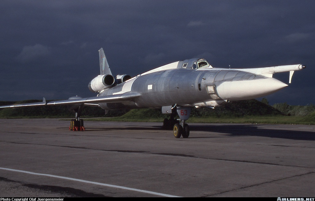 Được trang bị 6-7 khẩu pháo cùng với hệ thống điều khiển từ xa, Tu-22 có khả năng cung cấp hỏa lực tự vệ giống hệt với các loại máy bay cùng thời. Nguồn ảnh: Airliners.